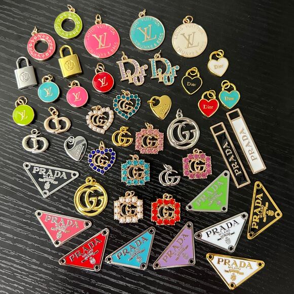 Lot Of Assorted 44 Zipper Pull Button Charms - Picture 1 of 1